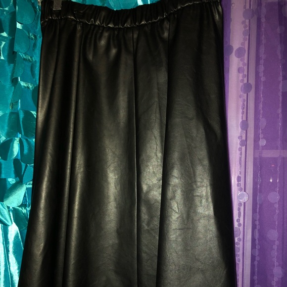 BLACK SKIRT - Picture 2 of 8